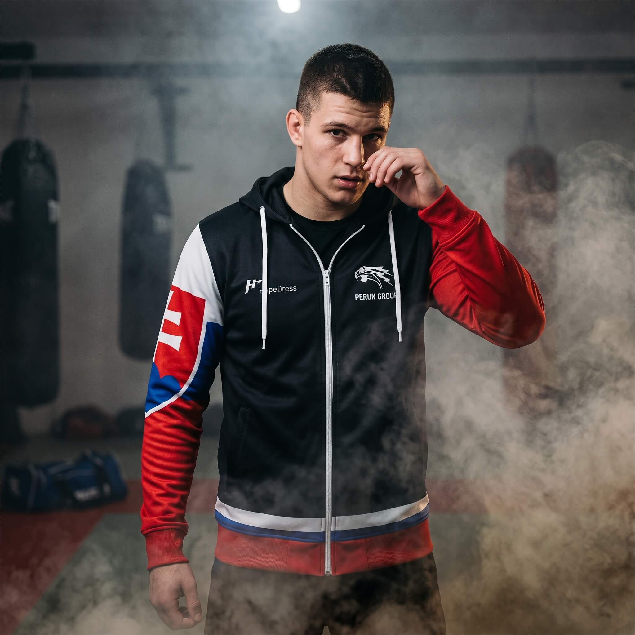 Mikina PERÚN GROUP na modelovi v posilňovni