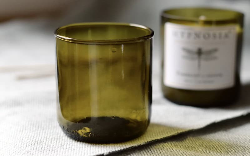 Udržitelné svíčky: Jak se z lahví od vína rodí nový příběh