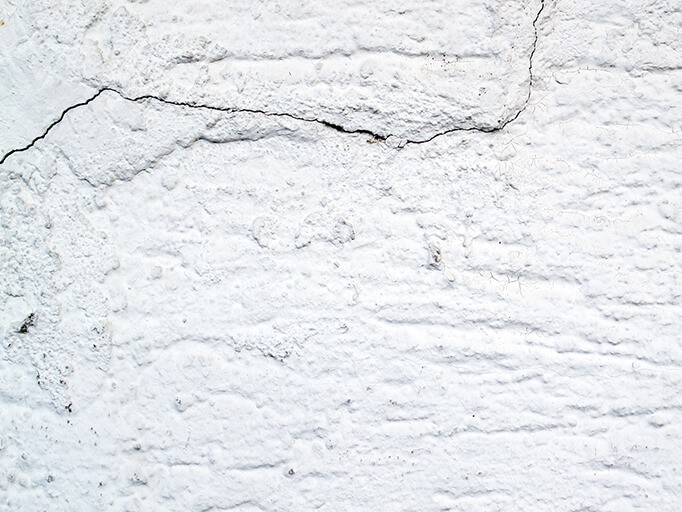 Risse und Löcher in der Wand reparieren