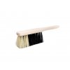 Handfeger im Einsatz auf Werkstattboden / hand brush in use on workshop floor
