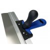 Montiertes Werkzeug – Spachtel mit Kunststoffknauf in der Hand Tool assembled – spatula with plastic knob in hand