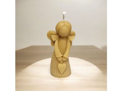 Ručně odlévaná svíčka Anděl s srdcem – symbol něhy a ochrany