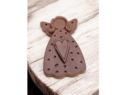 Keramický anděl – hnědý ochranný talisman se srdcem