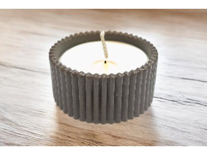Ručně vyráběná svíčka v nízké hnědé voskové nádobě – 100% olivový vosk
