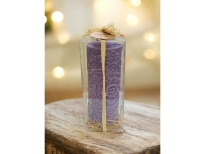 Ručně odlévaná mandalová svíčka – fialová (sojový vosk) v dárkovém balení