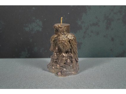 Orel na skalním podstavci