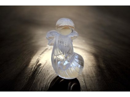 Anděl z pryskyřice – symbol ochrany, světla a něhy