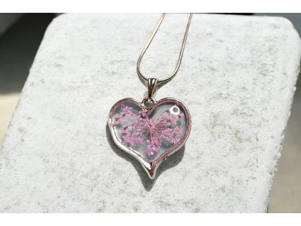 Ručně vyráběný náhrdelník Srdce s kvítky – růžový