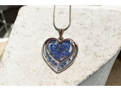 Ručně vyráběný náhrdelník Dvojité srdce s kvítky – modrý