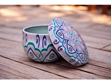 Kovová dóza s ornamenty