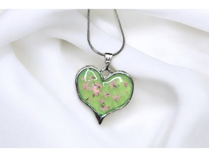 Náhrdelník se srdíčkem – květiny v pryskyřici
