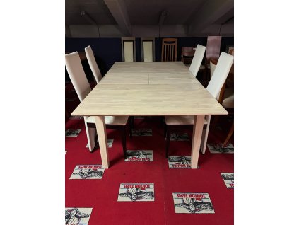 8022 rozkladaci jidelni stul s zidlemi