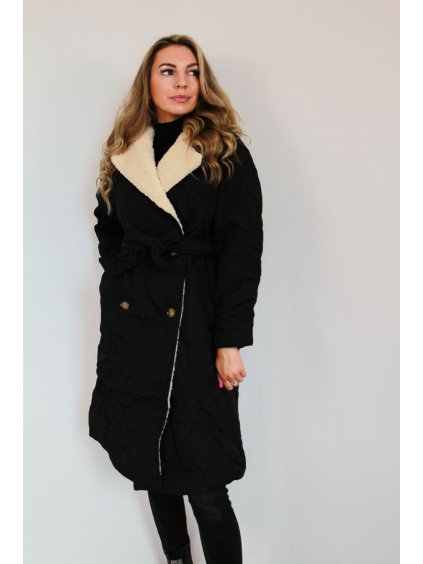 Černý prošívaný dlouhý kabát s teddy límcem a páskem | Adeline