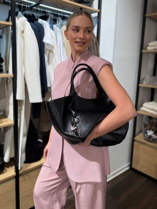 Tenhle setík z nové kolekce prostě potřebujete 💗 Dokonalá růžová, pohodlný střih a outfit, který funguje od rána do...