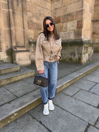 Ležérní, ale s detailem, který nepřehlédneš 🤍 Denim + béžová = kombinace, která nikdy nezklame. Tahle bundička s jemným...