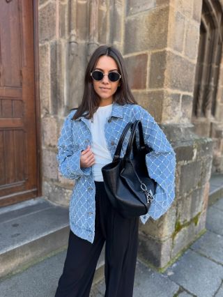 Jaro volá po denimu 💙 Lehká denim bunda Pinko, oversize střih a nadčasová kombinace, která funguje každý den. 👉🏻...