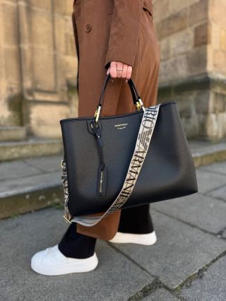 Ikonická kabelka Emporio Armani v černém provedení je zpět!🔥 Objednejte si ji na e-shopu nebo se zastavte na kamenné...