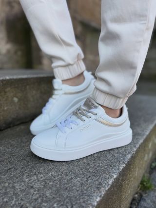 Ideální jarní počasí na to vytáhnout nové tenisky!☝🏻🤍 👉🏻 Objednávat můžete přes Instagram nebo na e-shopu...