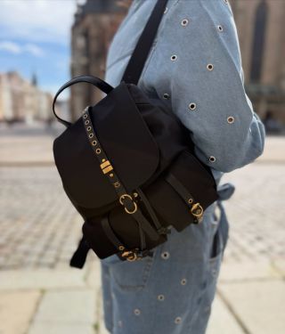 Ikonický design, výrazné detaily a nadčasová elegance. Batoh Pinko je statement, který nepotřebuje vysvětlovat. 🖤 👉🏻...