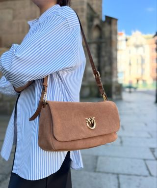 Co říkáte na tuhle semišovou krásku? 🤎✨ Hned několik trendů spojených dohromady - barva, styl i materiál. Tak nám dej...