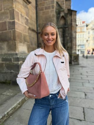 Lehká bundička Armani Exchange v světle růžovém odstínu se perfektně hodí na aprílové počasí.🩷✨ Jak hodnotíte tento outfit?🤭