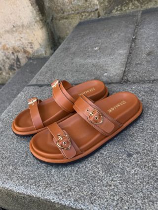 Pantoflíčková sezona je tady..😋☝🏻 Letos máme opravdu výběr!😋 👉🏻 Objednávat můžete na e-shopu www.icondresscodeyou.cz 📍...