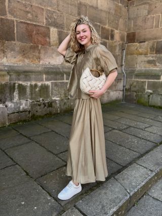 Vzdušné kalhoty i halenka.. Dohromady nádherný set, samostatné chick kousky, které unosíte a sladíte ke všemu!🥹🫶🏻 Libí se...