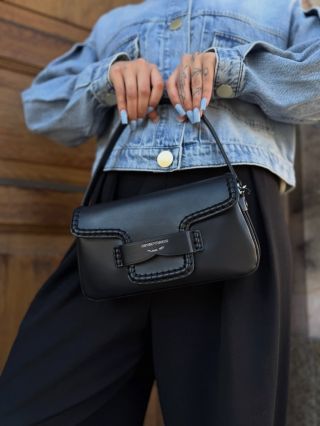 Kolekce kabelek Emporio Armani je plný nadčasových kousků! Velká nebo malá? A jaká se líbí Vám?🖤