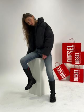 Nová energie. Nový styl. Nové DIESEL bundy. Nepřizpůsobuj se a buď vidět. ⚡️🖤 #Diesel #ForSuccessfulLiving #fashion #model...