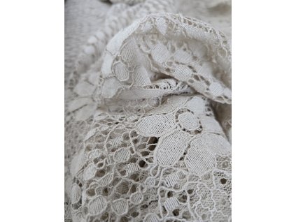 Metráž krajky s květovým vzorem – šíře 150 cm