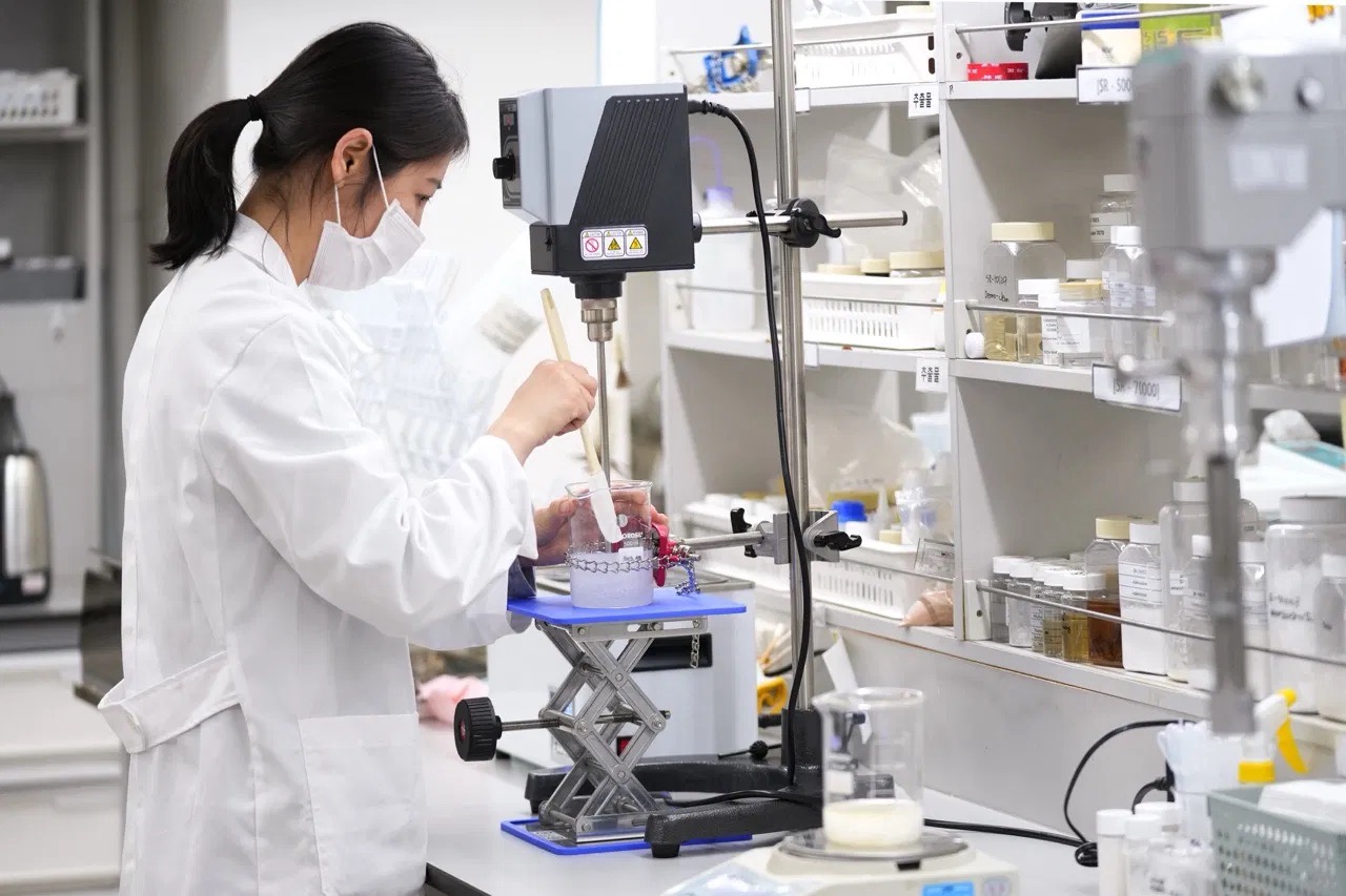 Laboratoř SR Biotek — vědkyně míchá vzorek