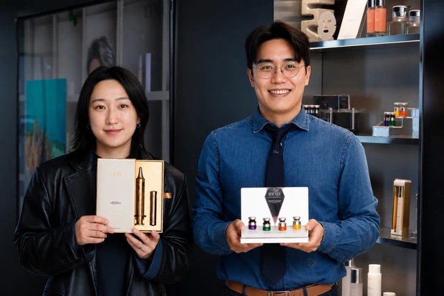 DaJeong Lim a Nate Sohyung Lee, vedení SR Biotek, s produkty IDENEL