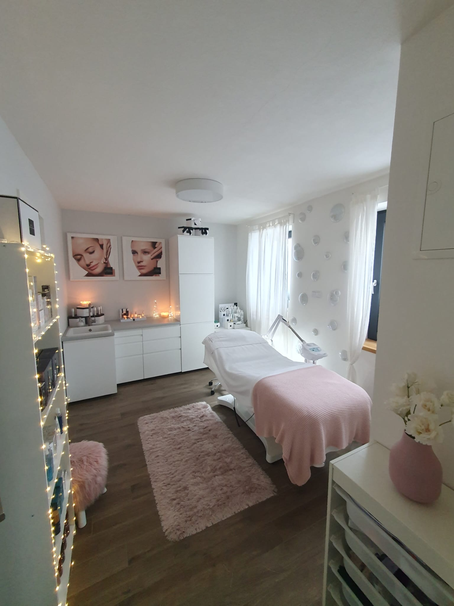 Salon pudr a růž, Lucie Haberland Goldová