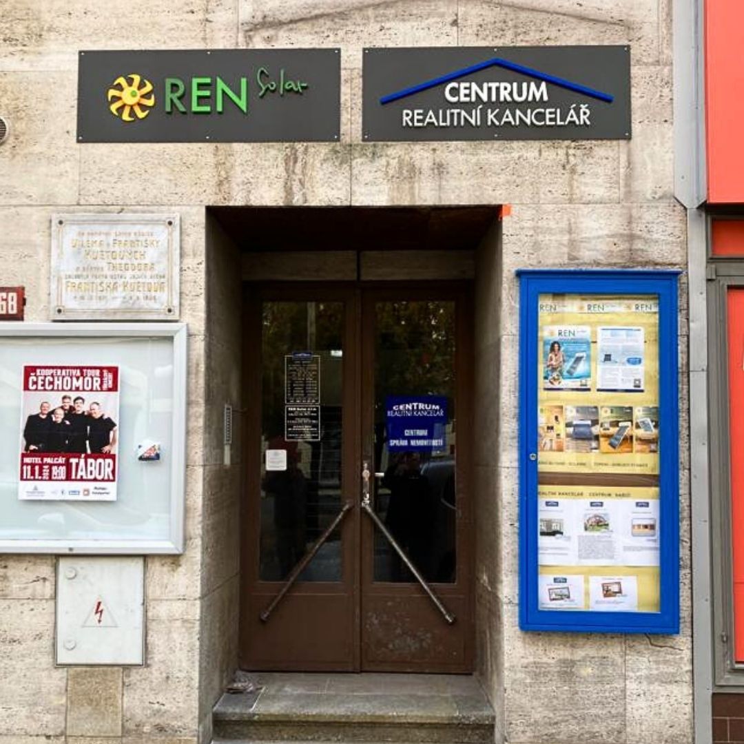 REN Solar a RK Centrum 3D venkovní loga na dibondovém podkladu nad vstup