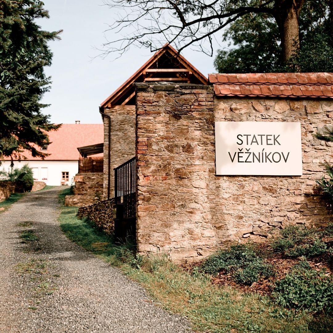 Statek Věžníkov 3D exteriérové logo k označení vjezdu