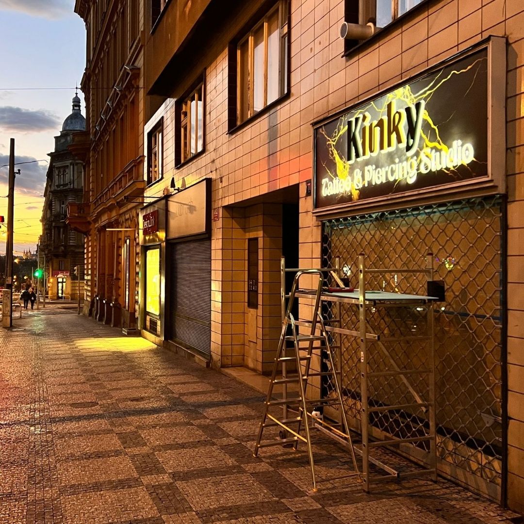 Kinky 3D prosvícené logo se samolepou pro tatérské studio