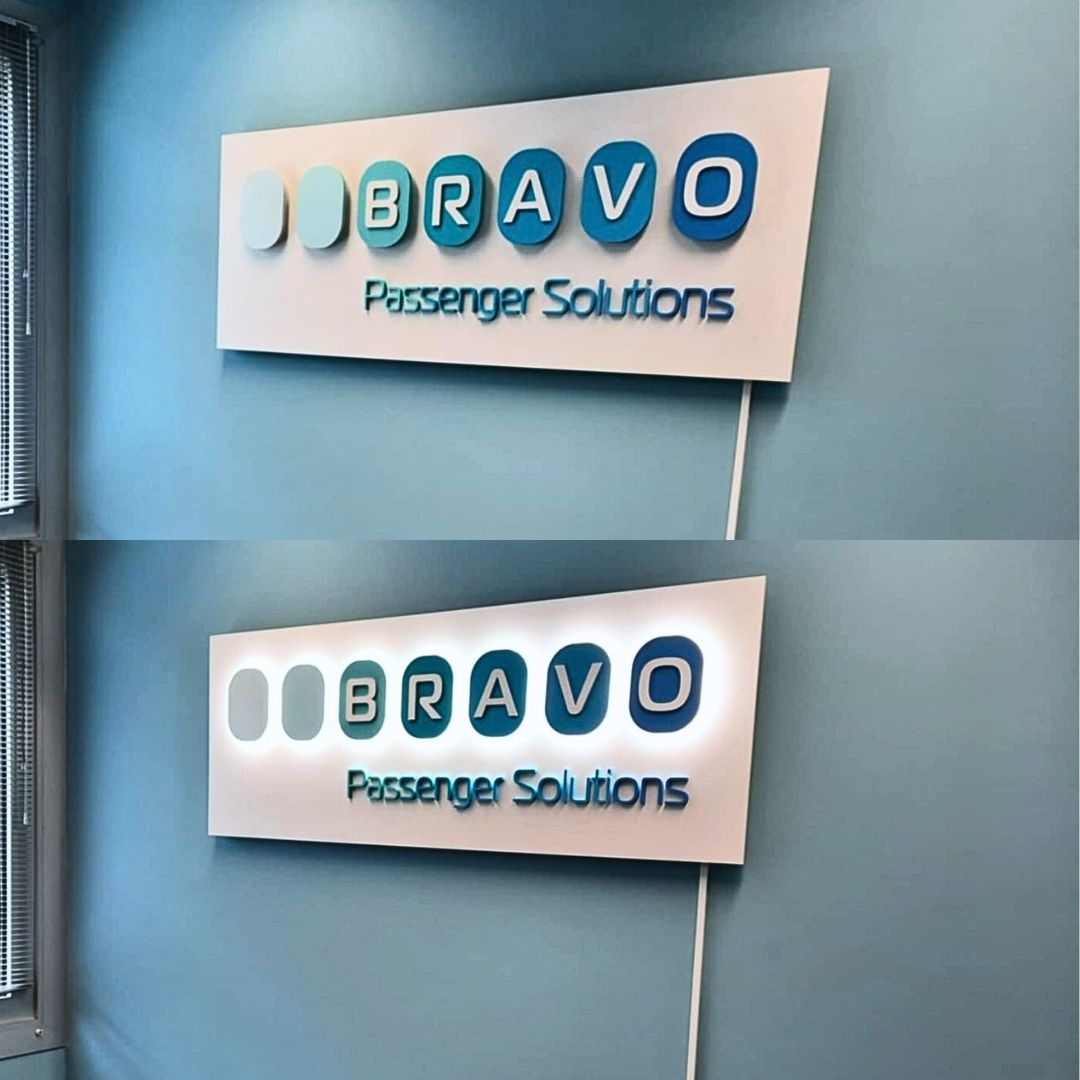 Bravo Passenger Solutions 3D logo se zadním svícením do zasedací místnosti