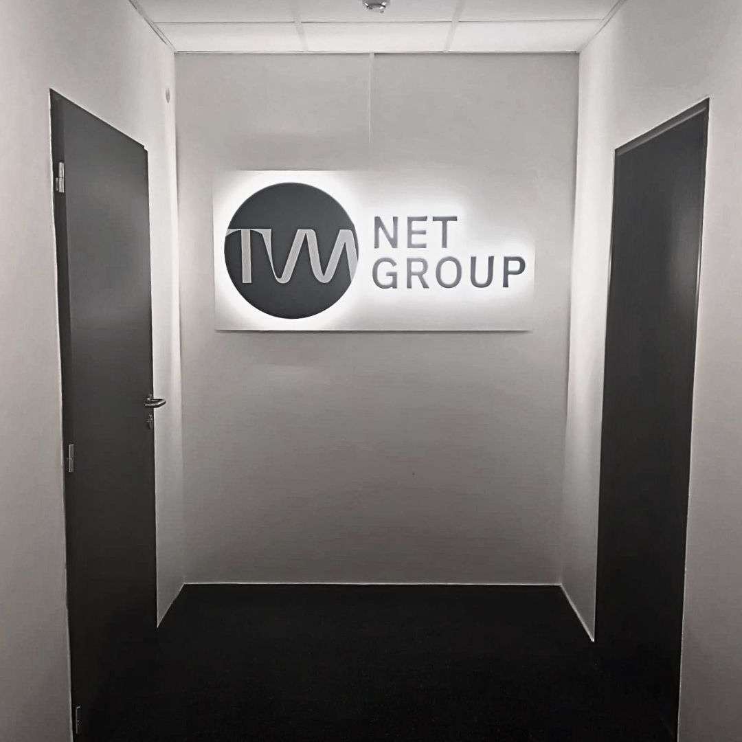TVM NET GROUP 3D světelné logo do kanceláře