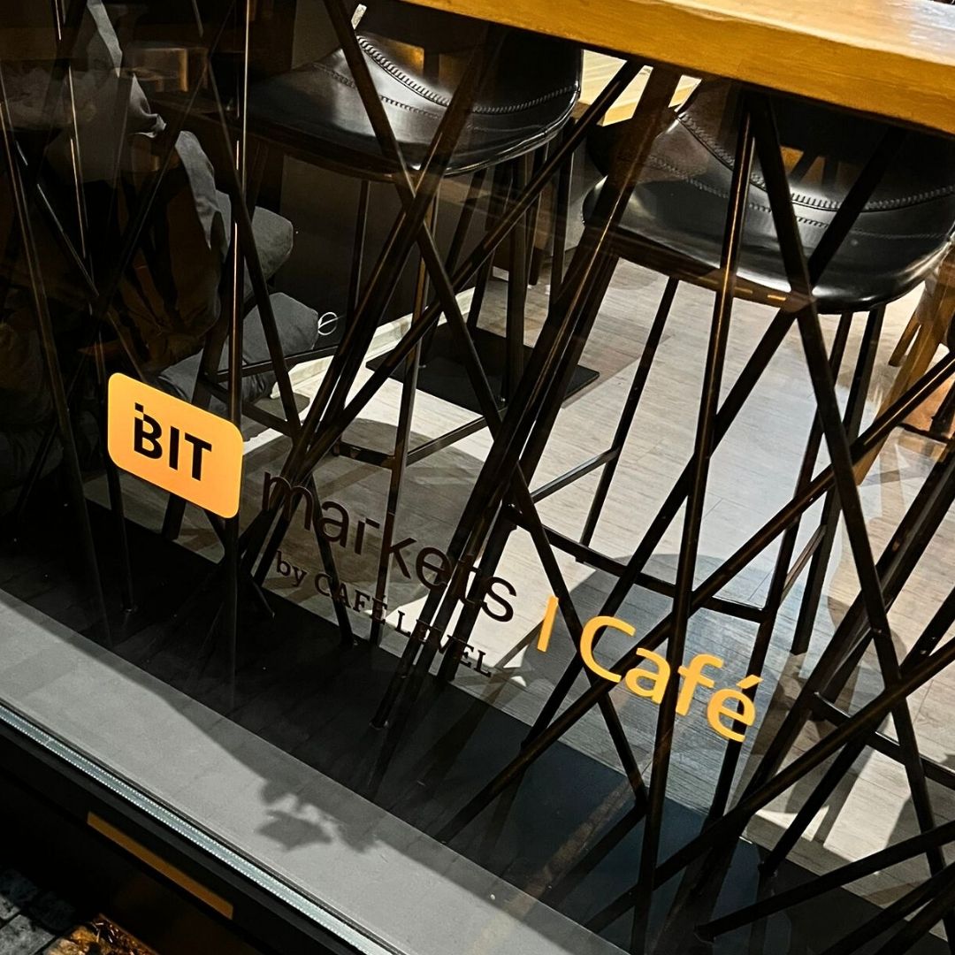 Bit Markets tištěná samolepka na výlohu