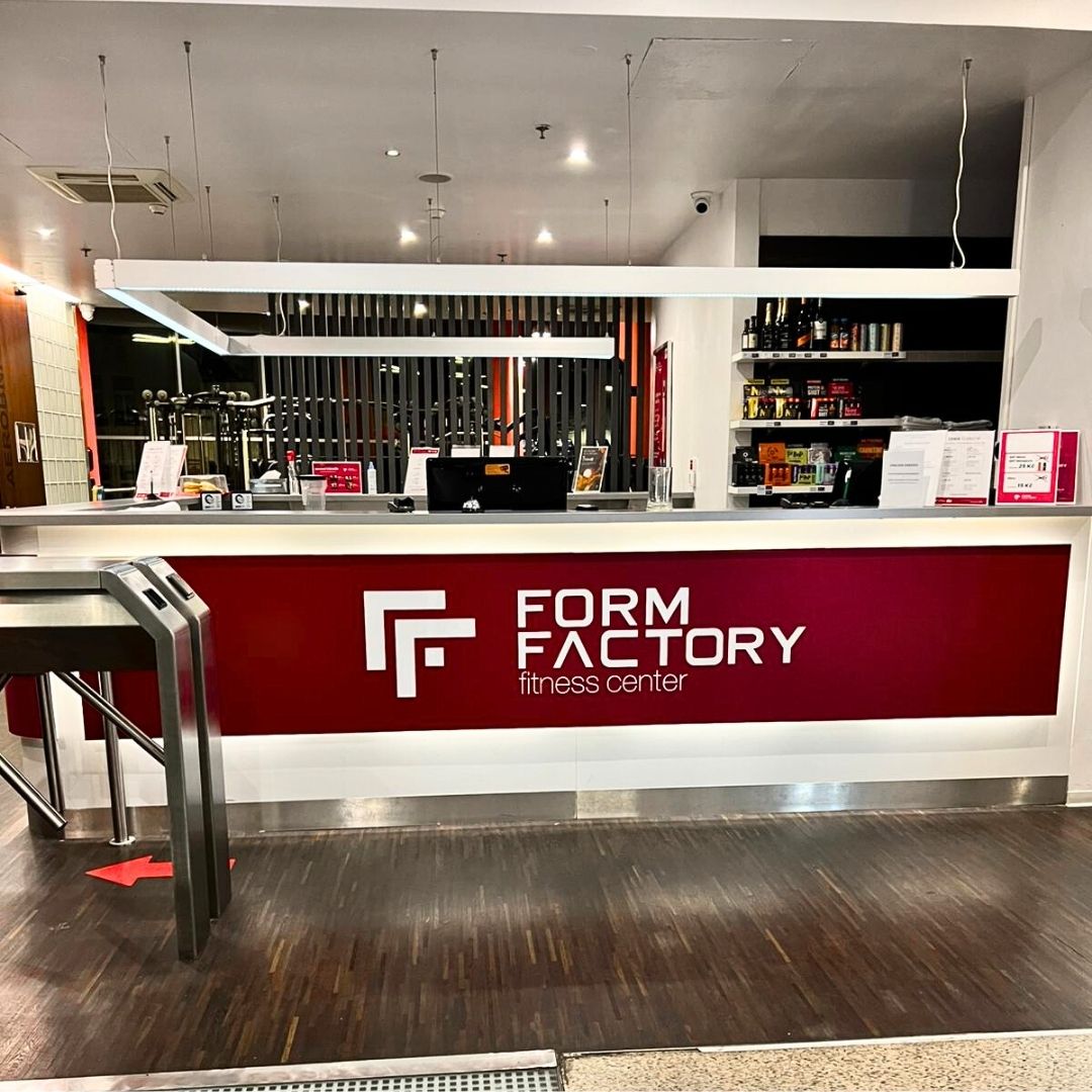 Form Factory 3D logo z plexi na recepční pult