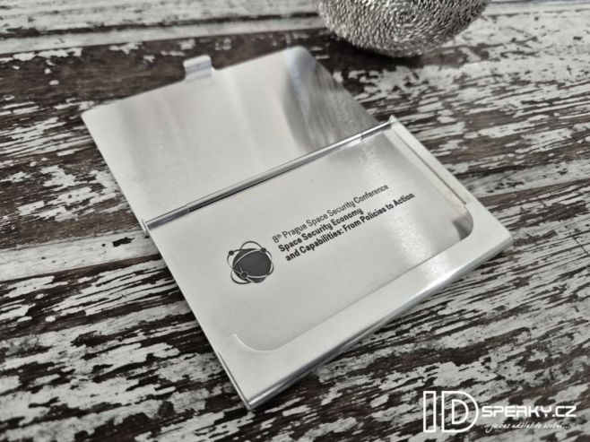 Hluboká colorovaná gravura loga laserem na vnitřní stranu hliníkového vizitkáře HLINKE 🙂 #gravirovanilaserem #gravírování...