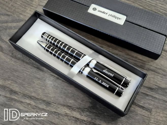 Hluboká gravura textu laserem do psací sady ANDRÉ PHILIPPE. Následně se coloruje speciálním bílým emailem a dílko je...