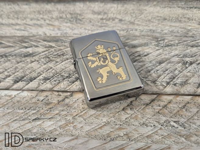 Hluboká plastická gravura laserem do mosazného pouzdra benzínového zapalovače ZIPPO Armor🙂 #zippo #zapalovacnaprani...