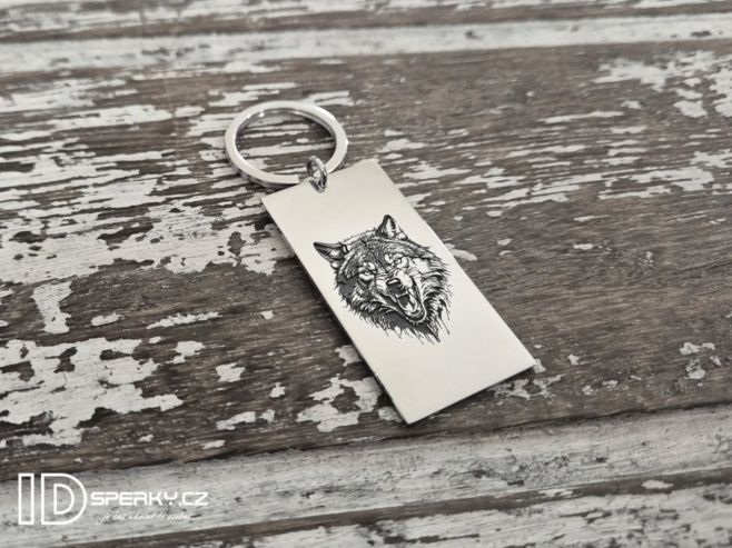 Hluboká plastická gravura obrázku laserem do ocelové klíčenky. Nakonec se strojně vyleští a je to tam navěky 😉...