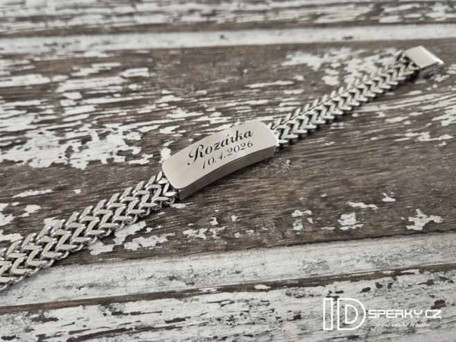 Hluboká colorovaná gravura laserem na plochu náramku z antialergické oceli 316L. A je to tam na věky 😉 #gravirovaninaprani...