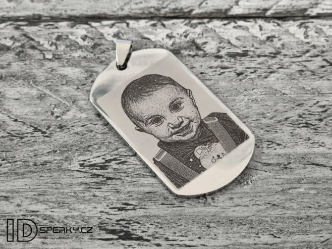 Hloubková gravura fotografie laserem na přívěšek z antialergické nerezové oceli 316L. Povrch je hladký, jemně plastický,...