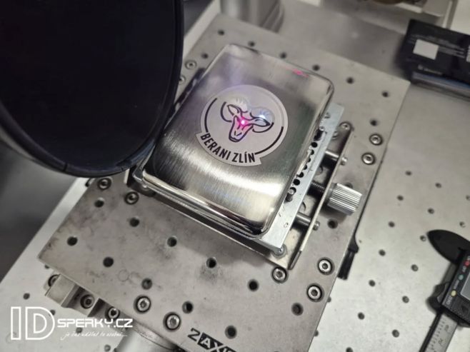 Z procesu výroby hluboké gravury loga na plochu cigaretového pouzdra Lucca di Maggio 😉 #gravirovaninaprani...