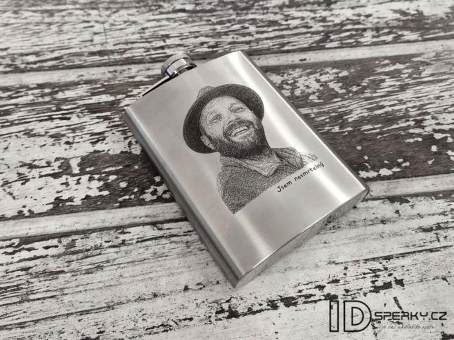 Hloubková gravura fotografie laserem na nerezovou placatku o obsahu 235ml. Povrch je hladký, jemně plastický, fotografie...