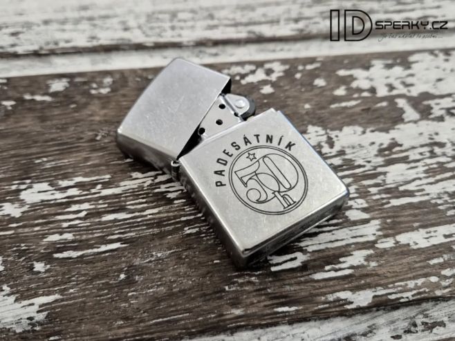 Hluboká gravura laserem na benzínový zapalovač ZIPPO Street Chrome. Colorováno speciálním dvousložkovým emailem a originál...