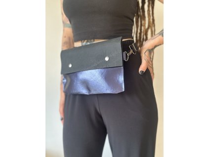 Papírová crossbody // matte black ~ shiny blue